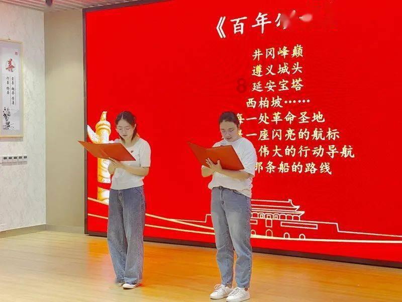 看了韩国街拍才明白:普通“黑色羽绒服”,这么搭配太洋气了!